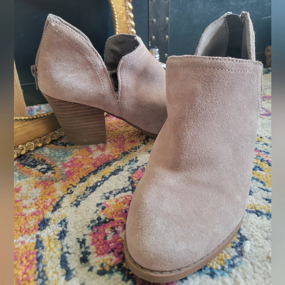 Fergie Carmin Women's Beige Suede Ankle Booties - Picture 3 of 9